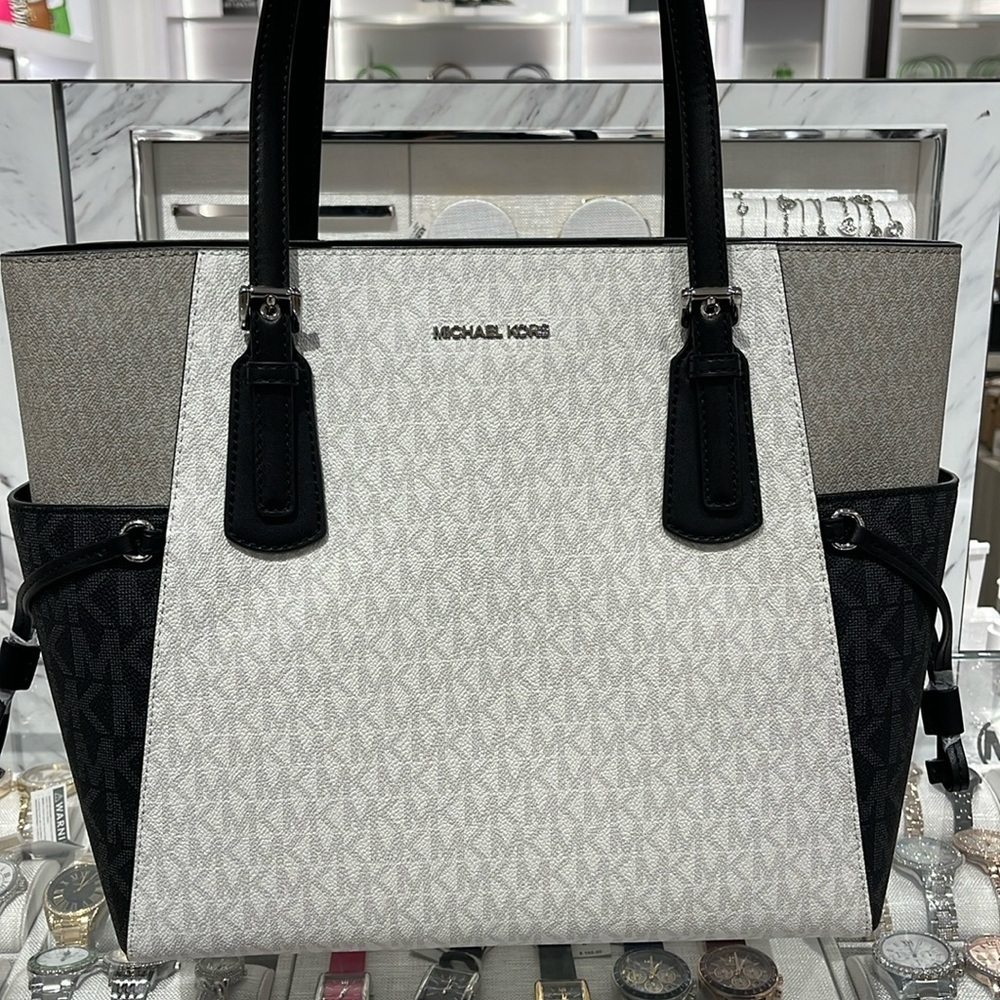 Michael Kors Voyager Large Color-Block Signature Logo Tote Bag
Optic White NWT - Picture 1 of 16